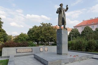 Na Slovensku se klaní novému památníku maršála Koněva, premiér se omluvil - Médium.cz